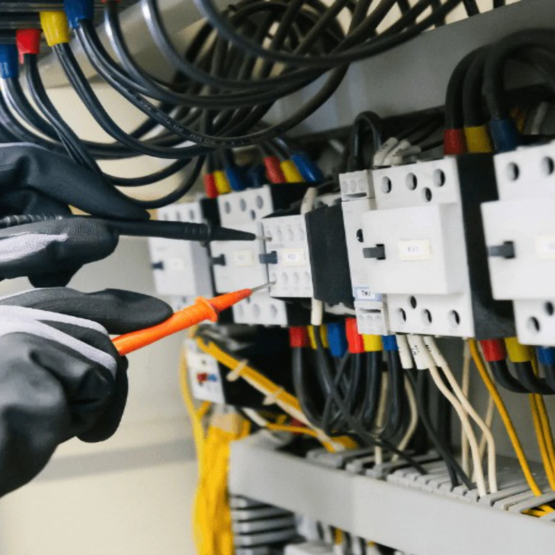 Elektriker tester elektrisk anlegg i sikringsskap