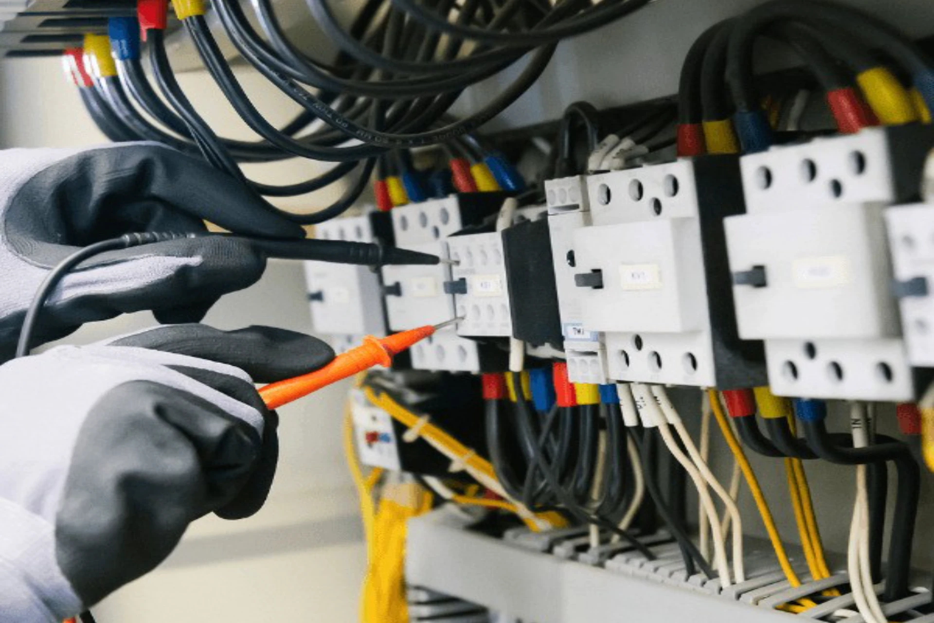 Elektriker tester elektrisk anlegg